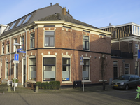 908719 Gezicht op het winkelhoekpand Bladstraat 16 te Utrecht, met links de Bollenhofsestraat.N.B. bouwjaar: 18931910: ...